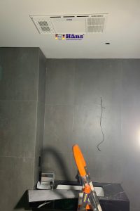 so sánh quạt sưởi phòng tắm đa năng Hans và đèn sưởi truyền thống